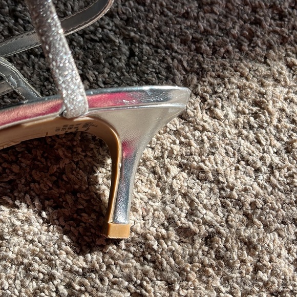 Silver Heels - Picture 8 of 8